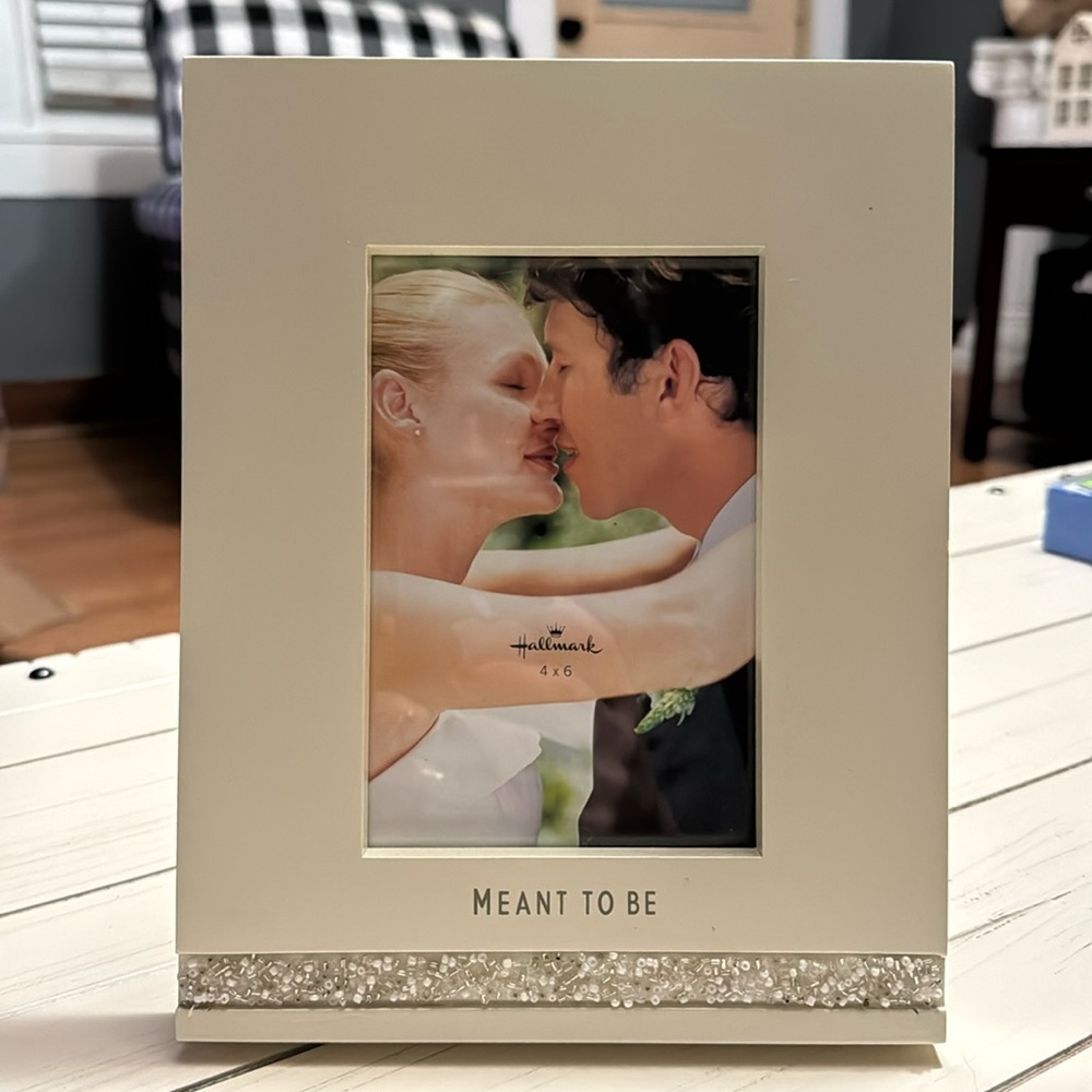 Hallmark 4 x 6 photo frame nwt